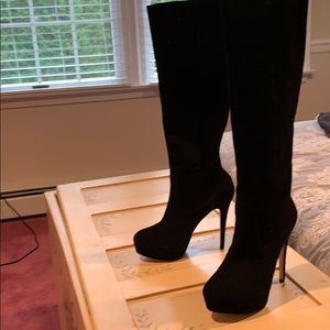 Black platform suede boots